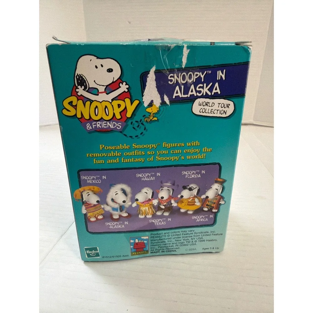 NEW Hasbro Snoopy in Alaska‎ Posable Figure w Removable Outfit Toy